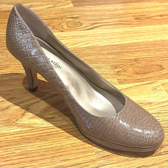 Anne Klein Taupe Faux Alligator Stiletto Heels Size 8M - Picture 2 of 13